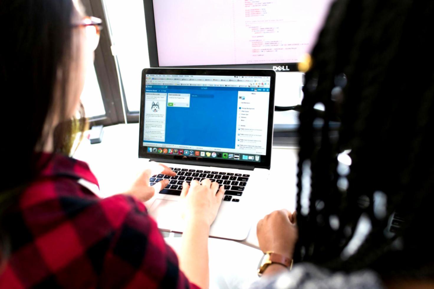 Equipo trabajando en análisis financiero para pequeños negocios